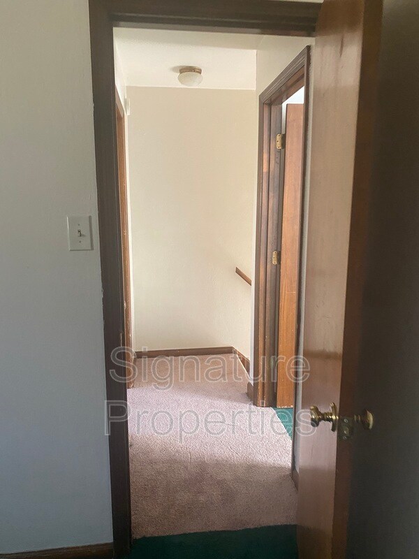 Building Photo - 827 Kerns Ave SW