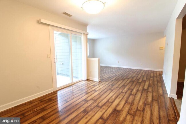 Building Photo - 3123 Sayre Dr