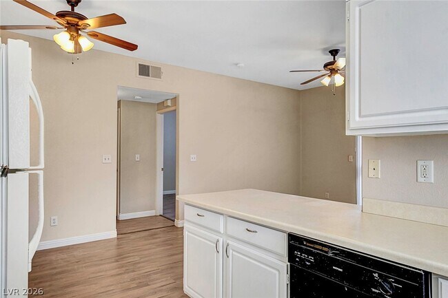 Building Photo - 5650 E Sahara Ave