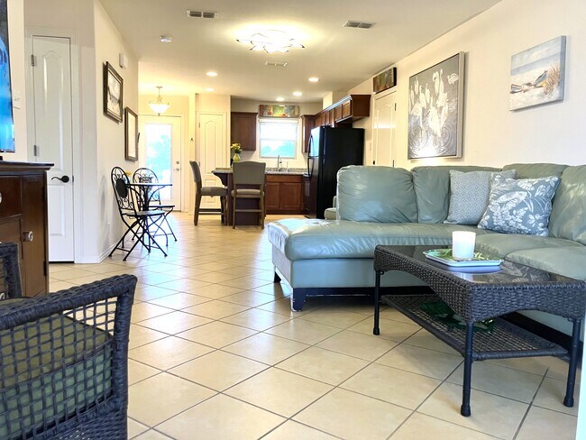 Building Photo - 2 S Bay Hill Dr