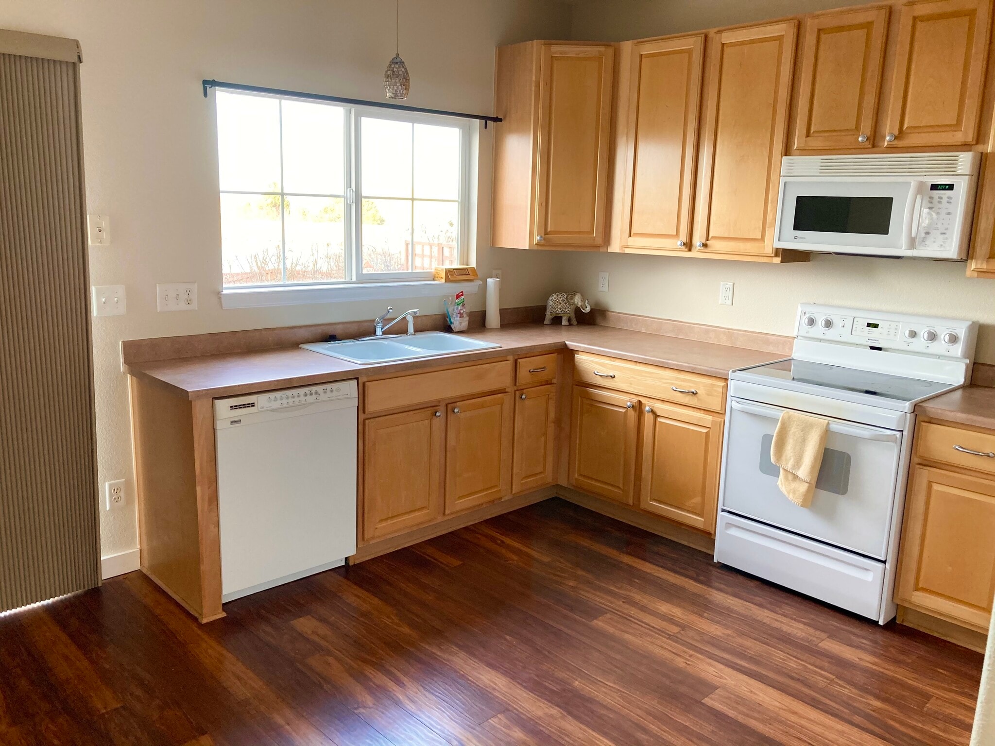 Kitchen - 15949 Longford Dr