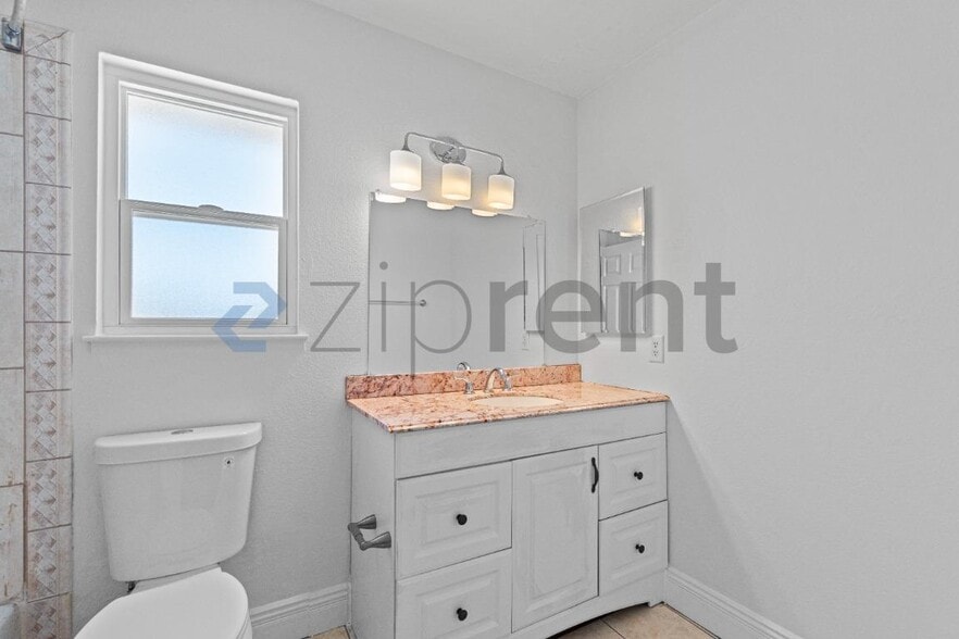Building Photo - Unit