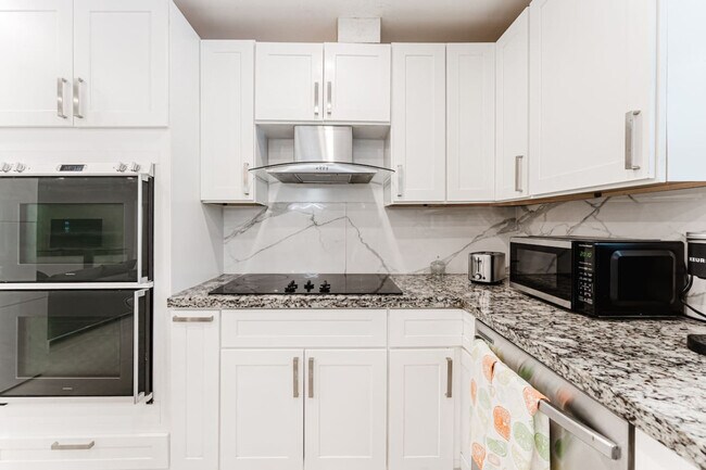 Building Photo - 4017 Monroe St