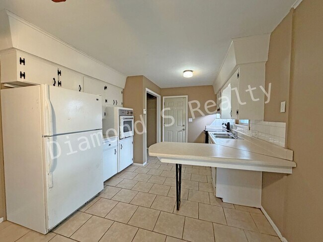 Building Photo - 3 Bedroom Home Close to Sunshine and 65!