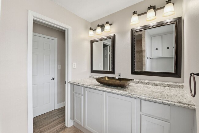 Building Photo - Beautifully Updated 4-Bedroom Home in a Prime Houston Location