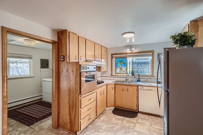 Building Photo - AVAILABLE NOW, LARGE YARD AND DETACHED 2 CAR GARAGE, UPDATED FLOORS AND BATH, $0 DEPOSIT OPTIONS!