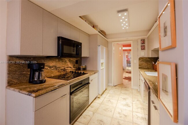 Building Photo - 1000 Quayside Terrace