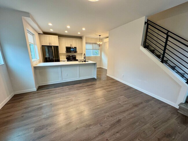 Building Photo - 2bd/1.75bs Seattle Townhome