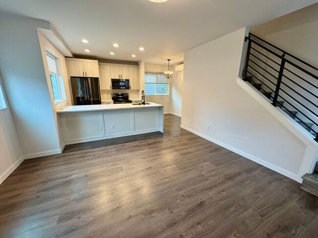 Building Photo - 2bd/1.75bs Seattle Townhouse