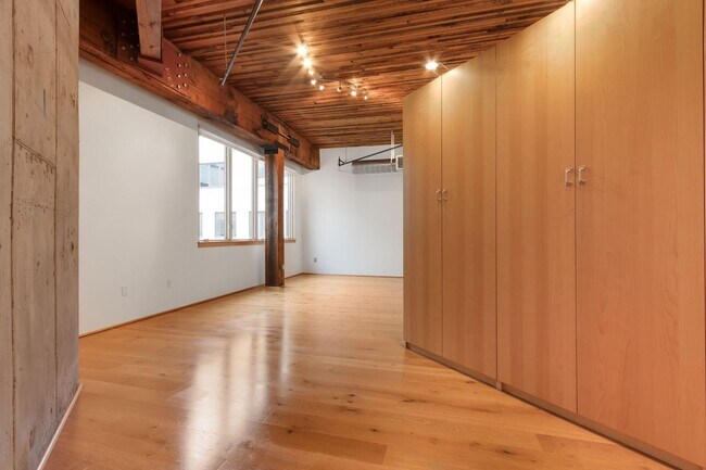 Building Photo - Chic, urban studio condo in the Pearl—Peaceful, In-unit w/d, 14-ft ceilings, deeded parking