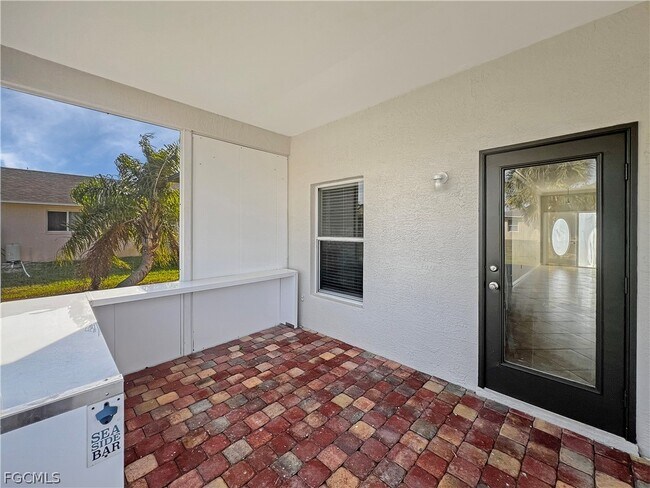 Building Photo - 906 Alfreda Ave