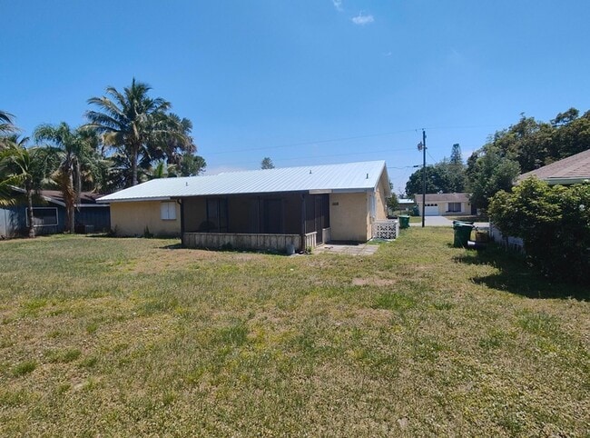 Building Photo - 253 SE Verada Ave
