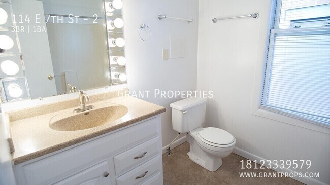 Building Photo - 114 E 7th St