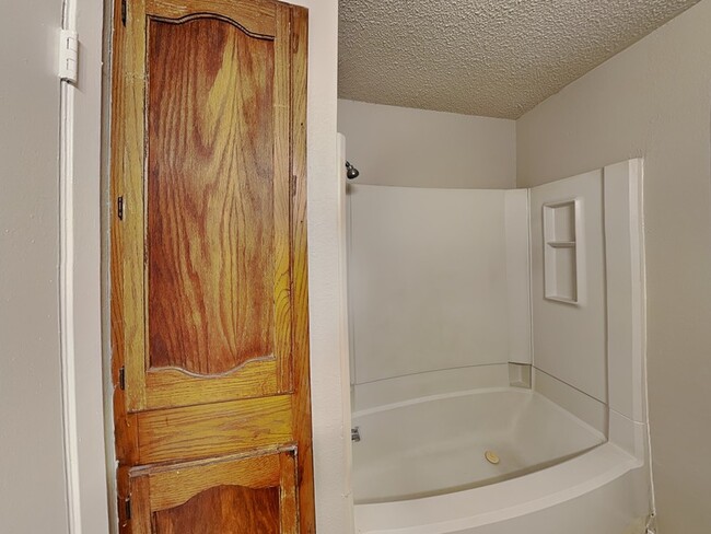 Building Photo - 934 Southmoor Dr