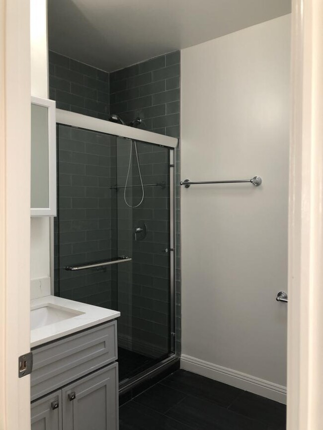 Building Photo - 3 bedroom in Oakland CA 94606