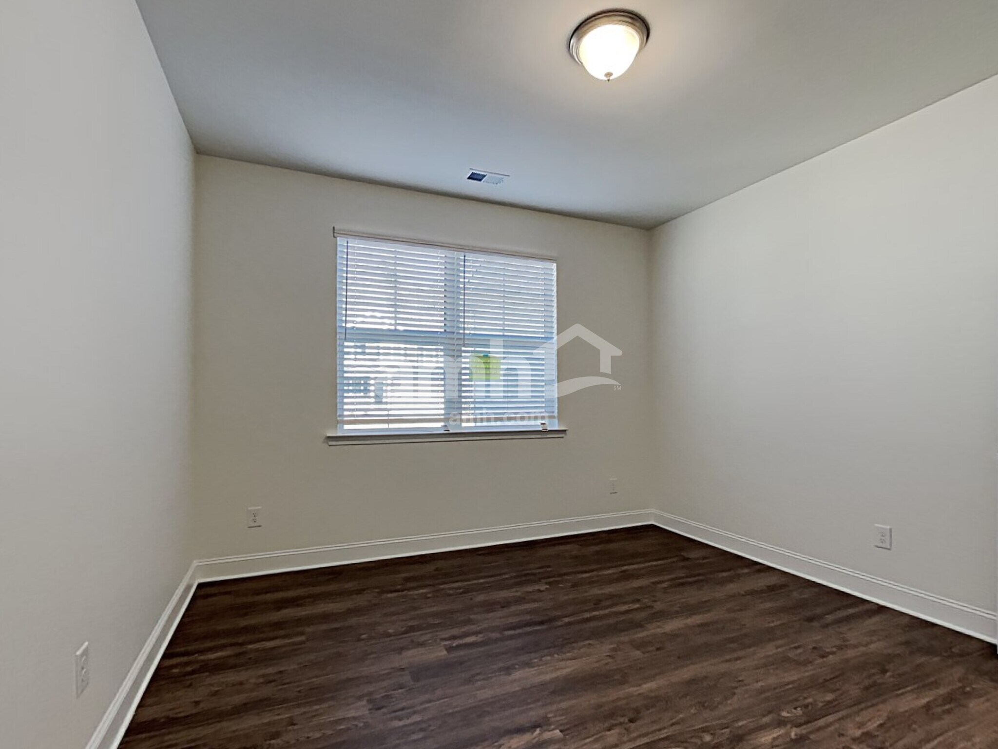 Building Photo - 5250 Valley Dr