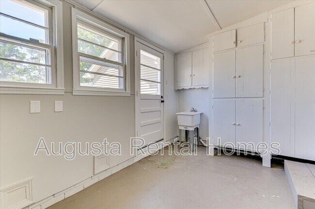 Building Photo - 3210 York Dr