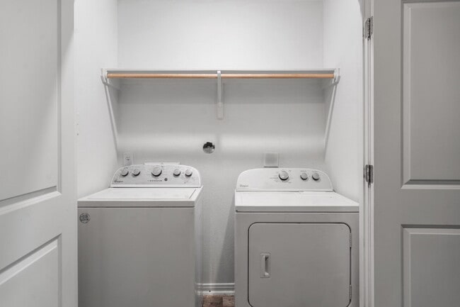 Building Photo - Your next home is waiting!