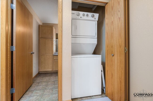 Building Photo - SPACIOUS UPDATED TOWNHOME WITH IN-UNIT LAU...