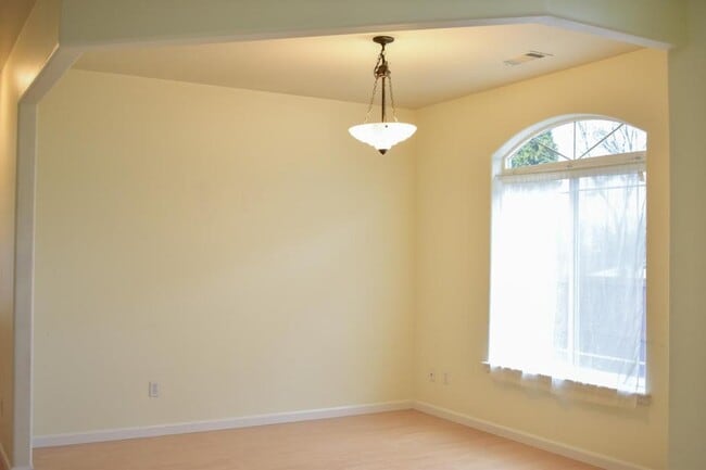 Building Photo - 2914 Farmington Ave