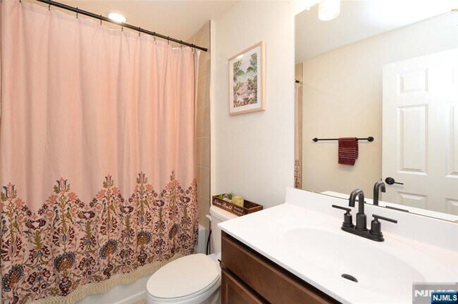 Building Photo - 60 Litchfield Ln