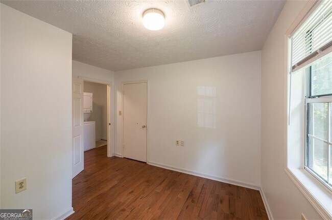 Building Photo - 503 Connally St SE