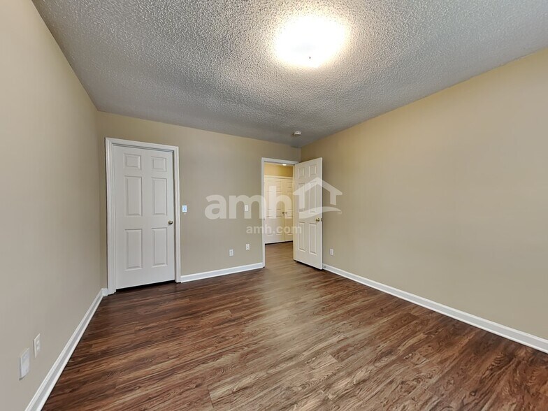Building Photo - 1473 Lewisburg Pointe Dr