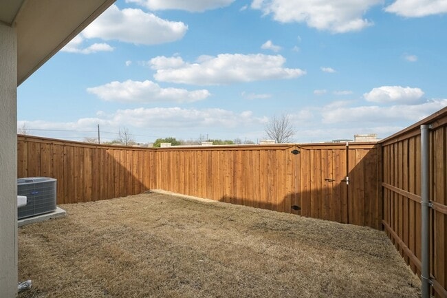 Building Photo - 3505 Taas Dr