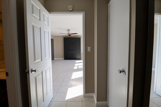 Building Photo - 410 W 7th St