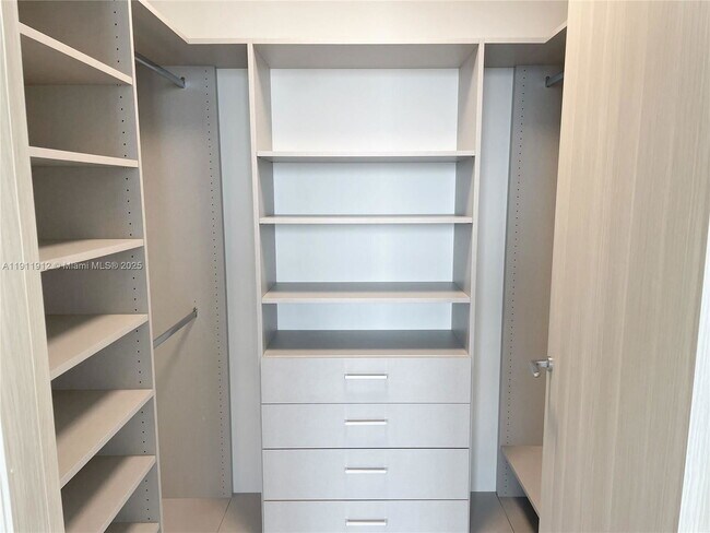 Building Photo - 1000 Brickell Plaza