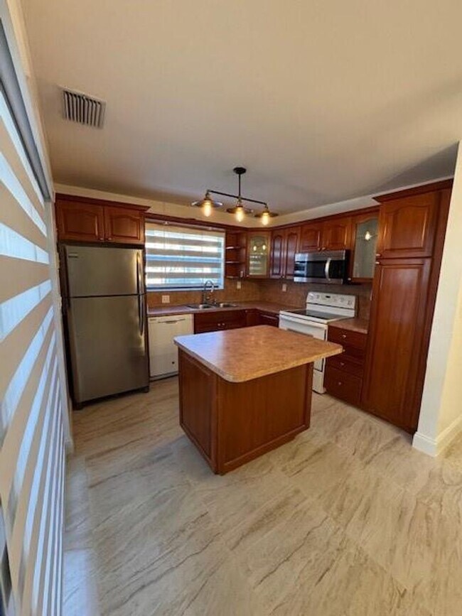 Building Photo - 11202 SW 132nd Ct W