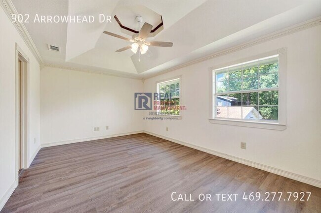 Building Photo - 902 Arrowhead Dr