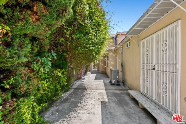 Building Photo - 2151 Glendon Ave