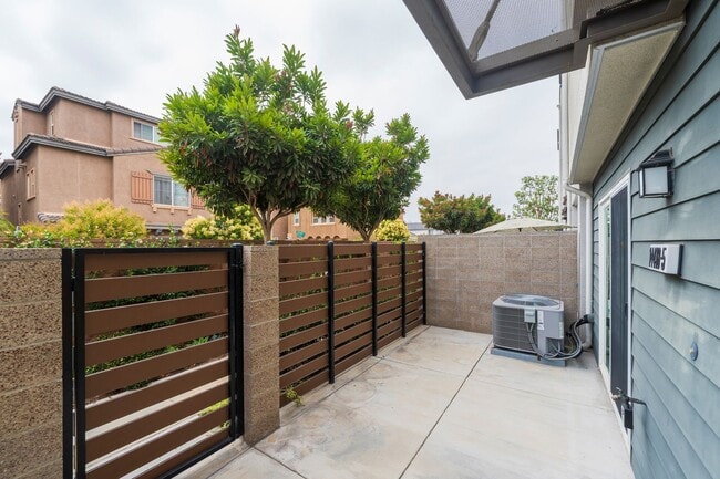 Building Photo - Beautiful Gardena Condominium in Gated Com...