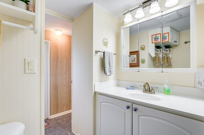 Building Photo - 670 N Green Cir