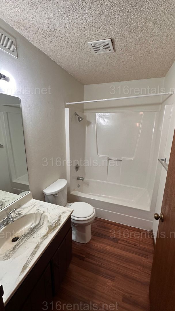 Building Photo - $795 - 2 bed 1 bath - Second floor Apartment