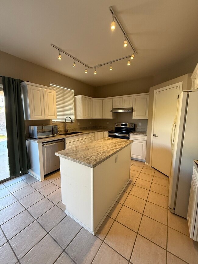 Building Photo - HOUSE FOR RENT