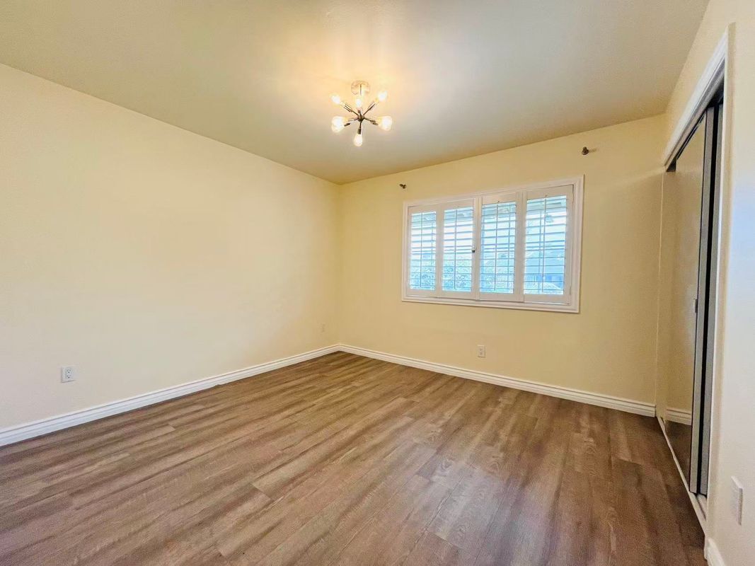 Building Photo - 1800 Yermo Pl