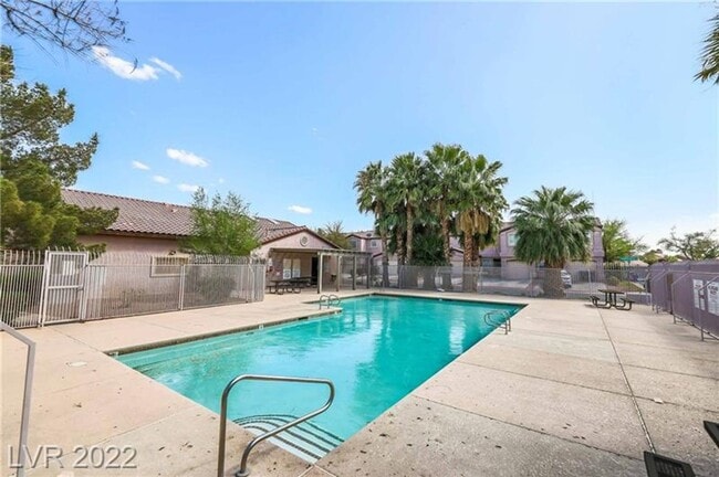 Building Photo - 3 Bedroom Townhouse!!