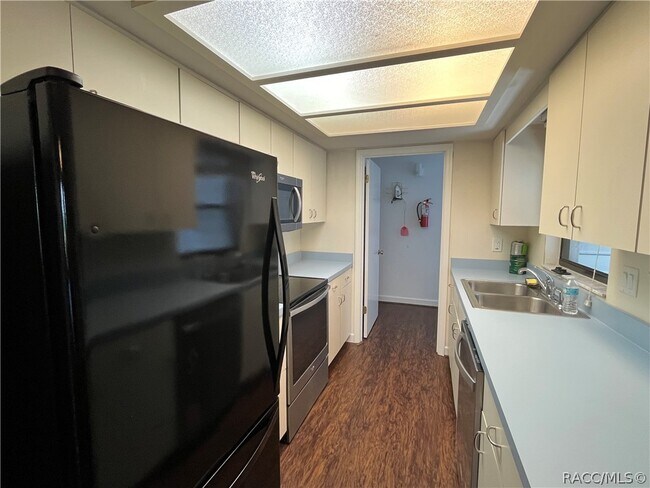 Building Photo - 760 E Gilchrist Ct