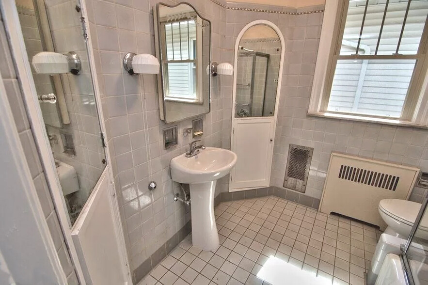 Bathroom 1/ tub - 638 Taylor Ave