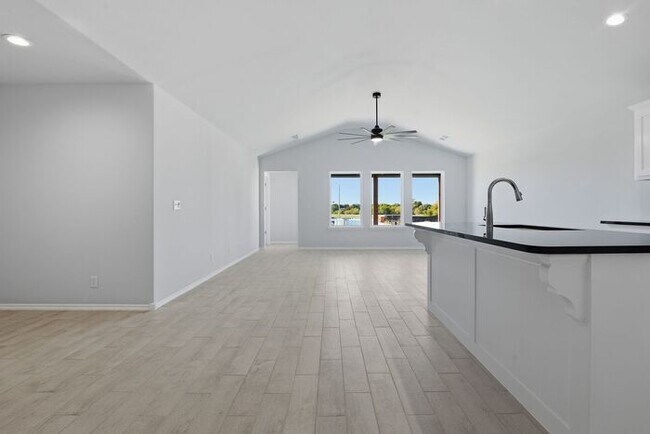 Building Photo - Beautiful 4 Bed / 2 Bath Home with Open Layout in Owasso