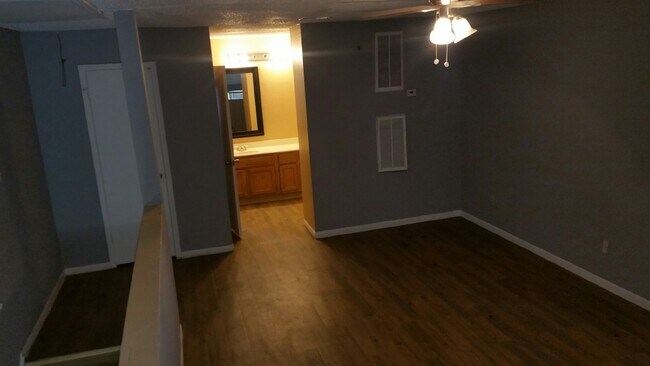 Building Photo - 2119 Greenbriar Colony Dr