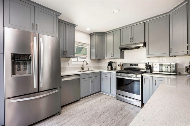 Building Photo - 5635 Pimenta Ave