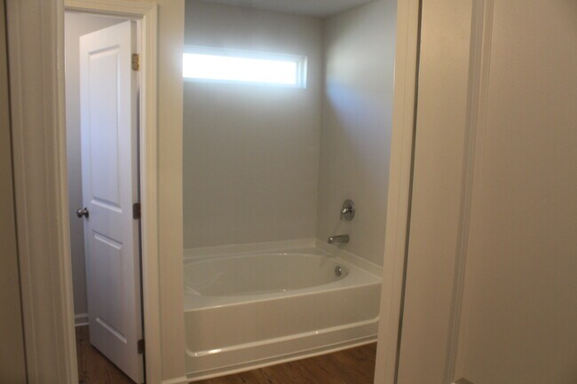 Building Photo - 204 Summerwood Ln