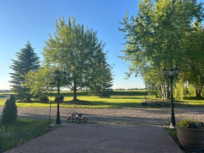 Building Photo - 4 Bed 2.5 Bath Plus Shop