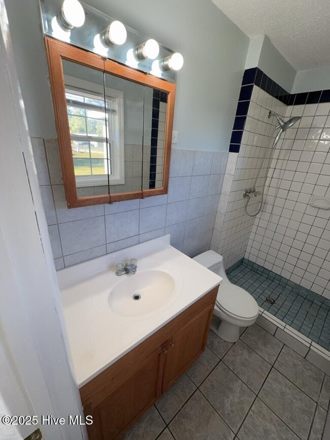 Building Photo - 304 Royal Dr