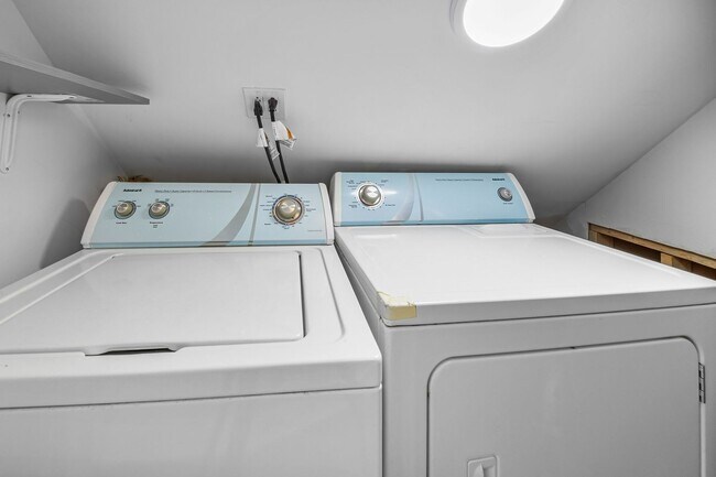 Building Photo - Gorgeous, Updated Duplex 2bd/2bth, Wicker Park Avail 5/1