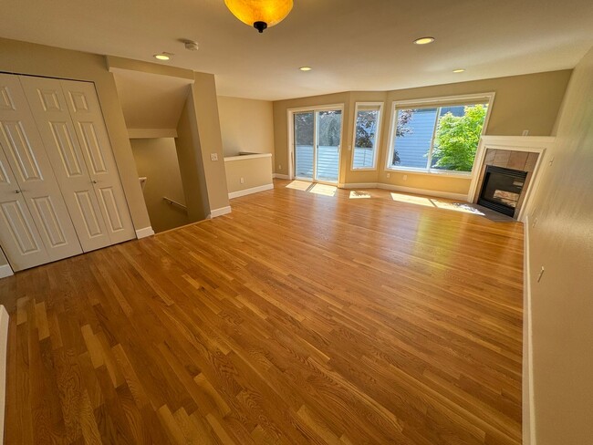 Building Photo - 3Bd/3Ba Seattle Townhouse