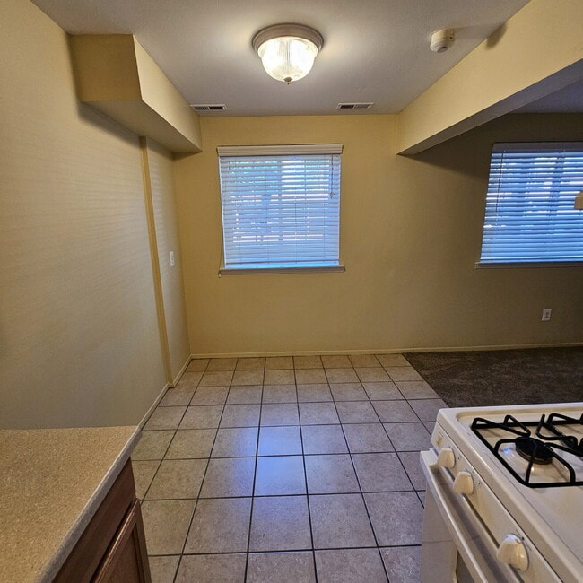 Building Photo - Nice 2 Bedroom, 1.5 Bath Condo Near Hall R...